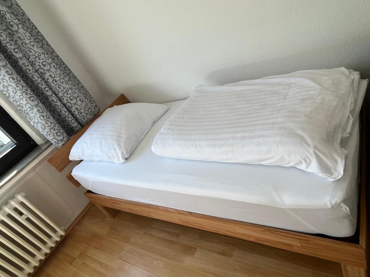 Zimmer Fuer Monteure, Handwerker Oder Reisende Essen Exterior photo